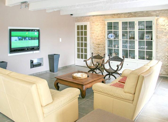 Geniet van Saphir in Saint-Sylvestre-sur-Lot, Aquitaine, met prachtig zwembad en weelderige tuin.