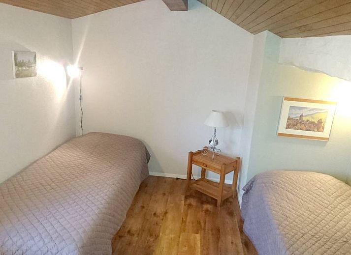 Elegant ingerichte woonkamer in vakantiehuis Saphir, gelegen in Saint-Sylvestre-sur-Lot, Aquitaine, met moderne voorzieningen.