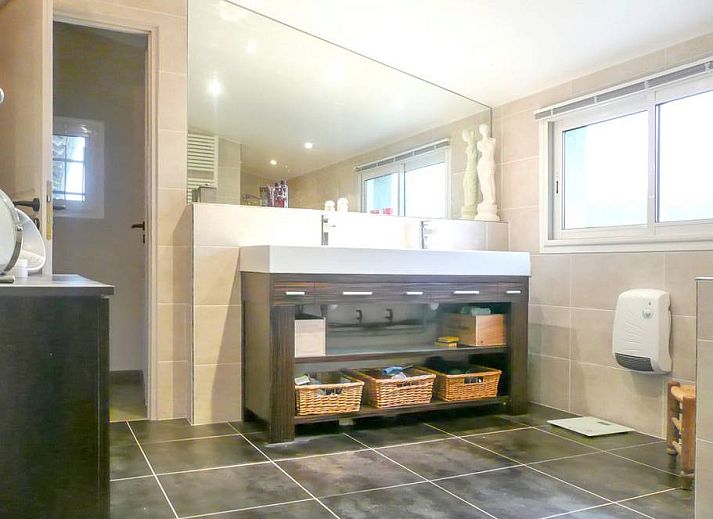 Stijlvolle leefruimte in vakantiehuis Saphir, Aquitaine, Saint-Sylvestre-sur-Lot, met comfortabele inrichting en moderne uitstraling.