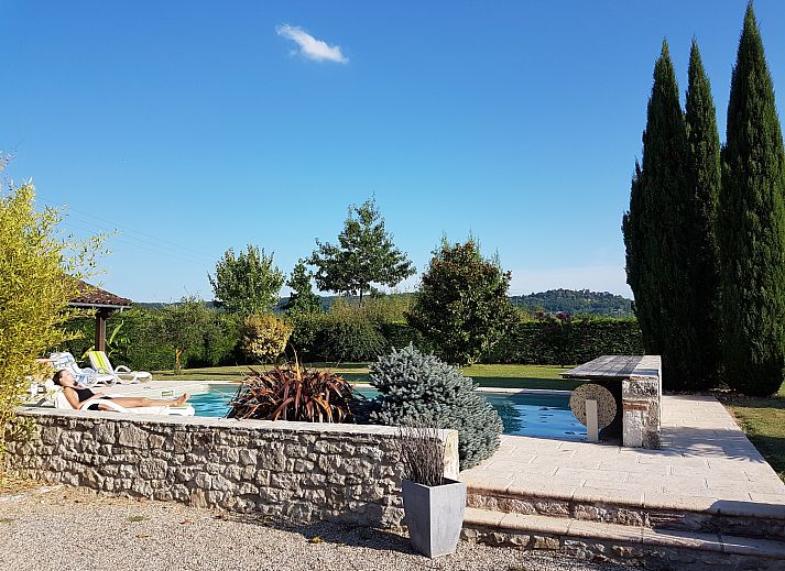 Stijlvolle leefruimte in vakantiehuis Saphir, Aquitaine, Saint-Sylvestre-sur-Lot, met comfortabele inrichting en moderne uitstraling.