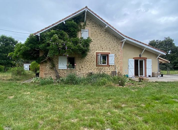 Rustiek vakantiehuis in Morcenx, Aquitaine, Frankrijk omringd door natuur en een groene omgeving.