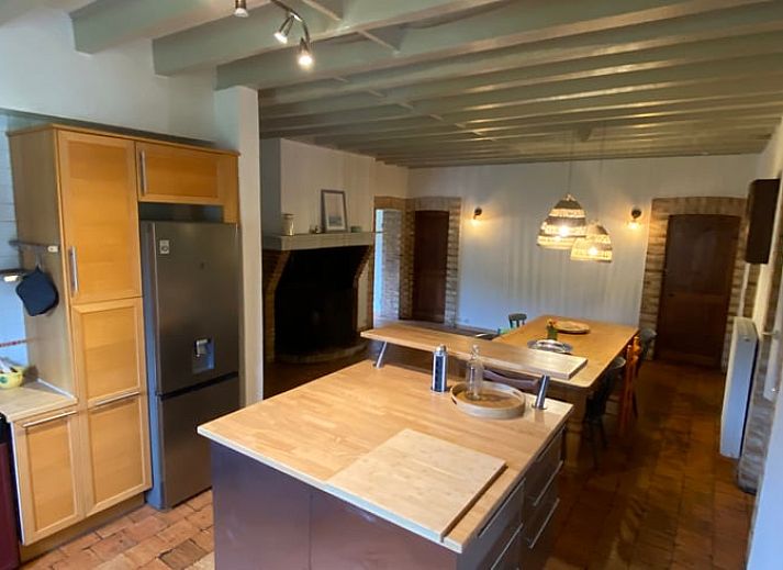 Authentiek stenen vakantiehuis in Morcenx, Aquitaine met groene omgeving en kleurrijke bloemenpracht.