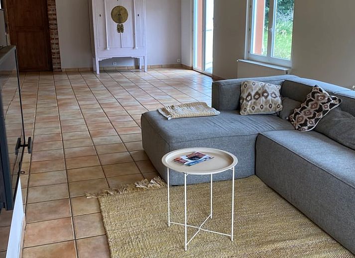 Authentiek stenen vakantiehuis in Morcenx, Aquitaine met groene omgeving en kleurrijke bloemenpracht.