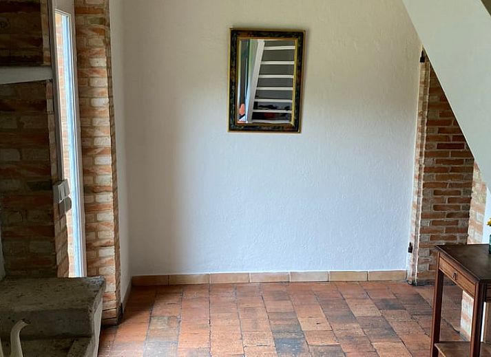 Natuurlijke appelboom bij Vakantiehuis in Morcenx, Aquitaine, Frankrijk, biedt een rustgevend uitzicht.