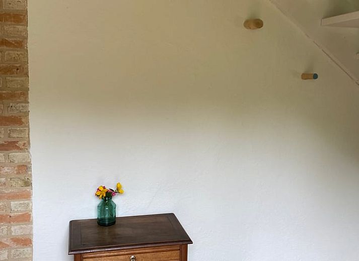 Vakantiehuis in Morcenx, Aquitaine: knusse eetruimte met houten interieur en warme verlichting.