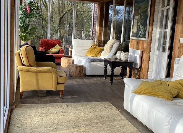 Gezellige eetkamer in Geulvallei vakantiehuis, Gemmenich, Ardennen, met lange eettafel.