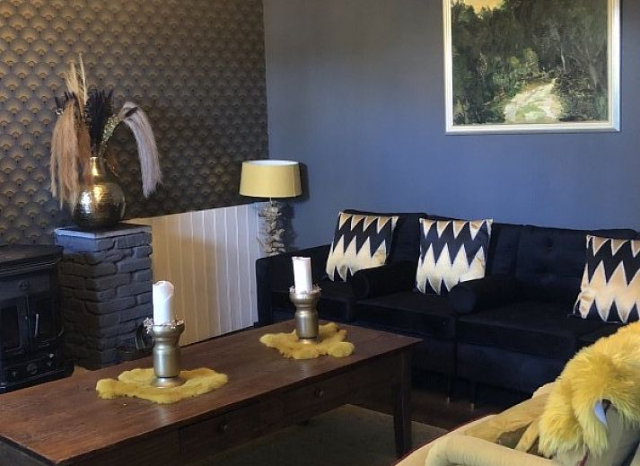 Gezellige eetkamer in Geulvallei vakantiehuis, Gemmenich, Ardennen, met lange eettafel.