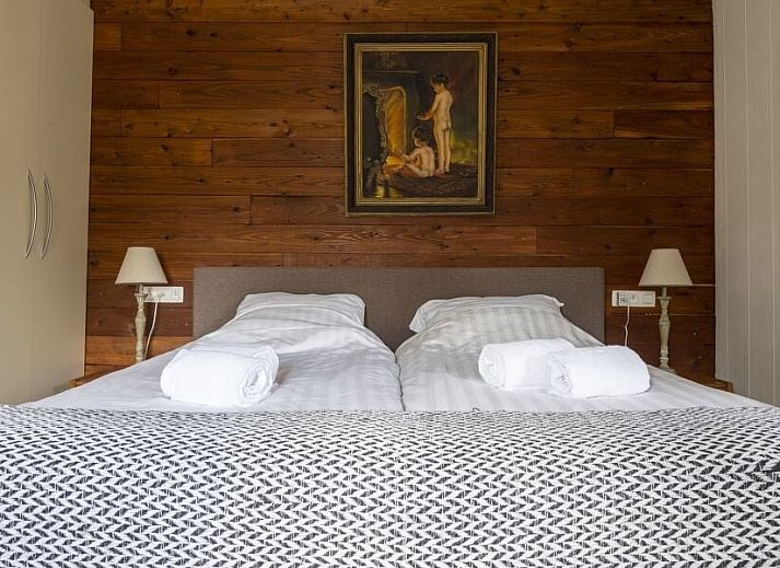 Gezellige eetkamer in Geulvallei vakantiehuis, Gemmenich, Ardennen, met lange eettafel.