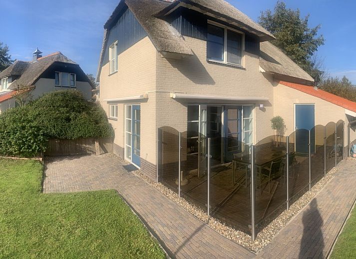 Luchtfoto van Vakantie Villa Makkum, een vakantiehuis aan het IJsselmeer met uitzicht op de Friese meren en groene omgeving.