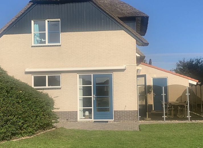 Luchtfoto van Vakantie Villa Makkum, een vakantiehuis aan het IJsselmeer met uitzicht op de Friese meren en groene omgeving.