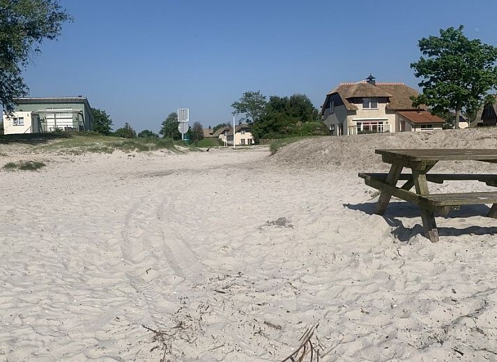 Luchtfoto van Vakantie Villa Makkum, een vakantiehuis aan het IJsselmeer met uitzicht op de Friese meren en groene omgeving.