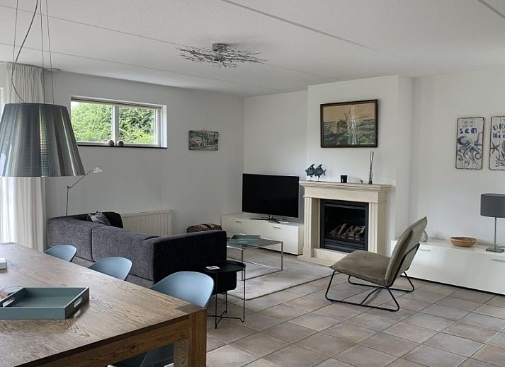 Terras van Vakantie Villa Makkum in Makkum, met ruime buitenruimte en moderne inrichting voor een ontspannen verblijf aan het IJsselmeer.