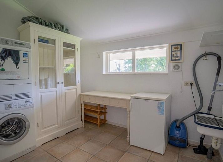 Achterzijde van Vakantie Villa Makkum, een vakantiehuis in Makkum, met zonnig terras en groene tuin vlakbij de Friese meren.