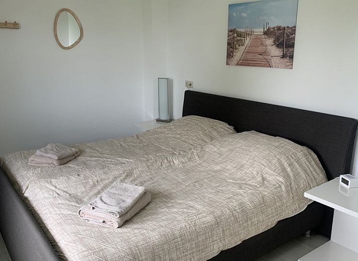 Achterzijde van Vakantie Villa Makkum, een vakantiehuis in Makkum, met zonnig terras en groene tuin vlakbij de Friese meren.