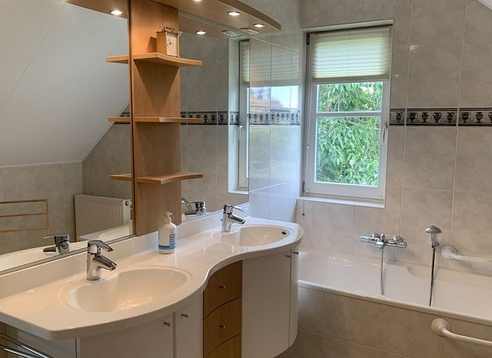 Gezellige woonkamer van Vakantie Villa Makkum met open haard en moderne inrichting, ideaal voor een comfortabel verblijf in Makkum.