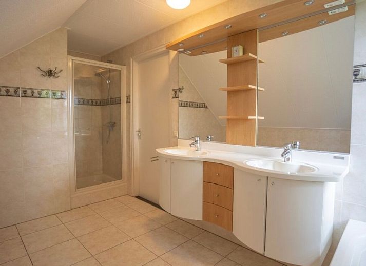 Gezellige woonkamer van Vakantie Villa Makkum met open haard en moderne inrichting, ideaal voor een comfortabel verblijf in Makkum.