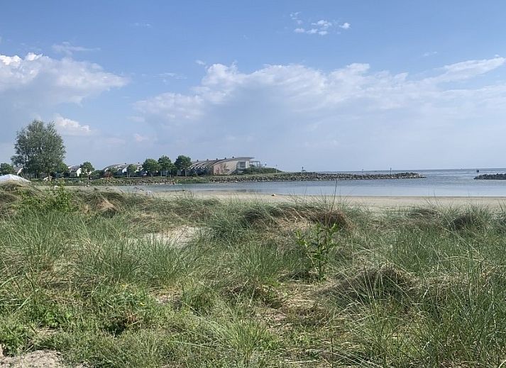 Zandstrand nabij Vakantie Villa Makkum, perfect gelegen aan het IJsselmeer voor ontspanning en recreatie in de Friese natuur.