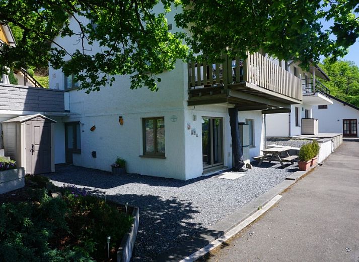 Geniet van het uitzicht op de Ardennen vanaf het terras van Casa Patricia in Ouren, een charmant vakantieappartement in Luik, Belgie.