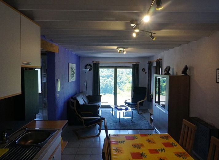 Casa Patricia in Ouren, Ardennen, biedt een uitnodigende buitenruimte met balkon en picknicktafel voor ontspanning in de natuur.