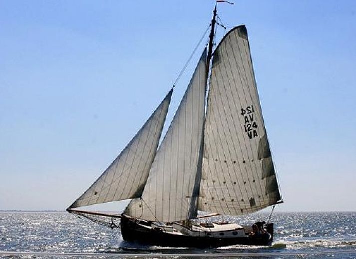 Zeilboot Brakzand op de Friese meren bij Gaastmeer, perfect voor een avontuurlijke vakantie op het water.
