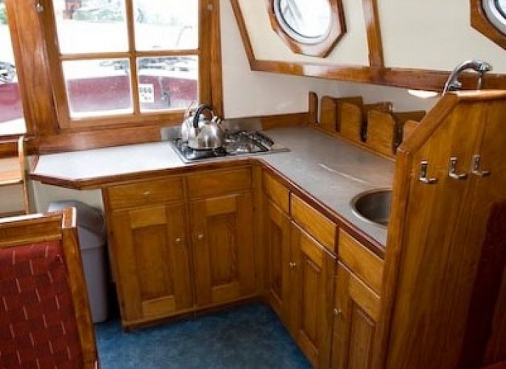 Zeilboot Brakzand op de Friese meren bij Gaastmeer, perfect voor een avontuurlijke vakantie op het water.