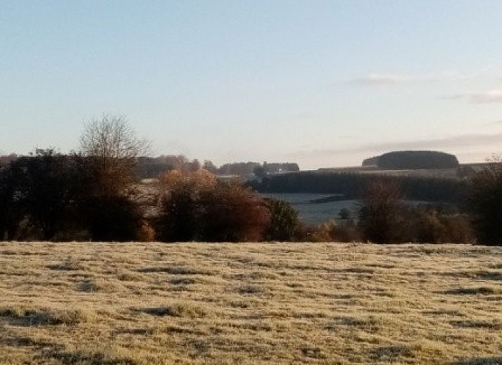 Geniet van een serene zonsondergang bij Le Wagon, een unieke vakantiewoning in Graide, Ardennen, Belgie, met prachtig uitzicht op de natuur.