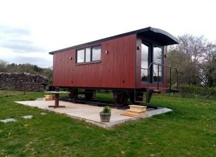 Geniet van een serene zonsondergang bij Le Wagon, een unieke vakantiewoning in Graide, Ardennen, Belgie, met prachtig uitzicht op de natuur.