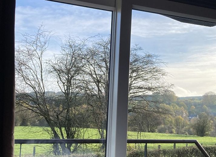 Geniet van de serene omgeving bij Le Wagon, een vakantiehuis in Graide, Ardennen, Belgie, met prachtig uitzicht over het groene landschap.