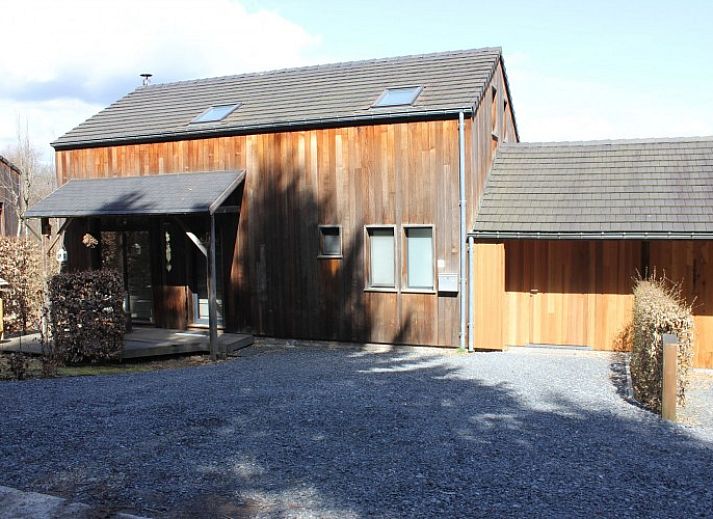 Dogo In Paradise vakantiehuis in Houffalize, Ardennen, met houten gevel en ruime oprit.