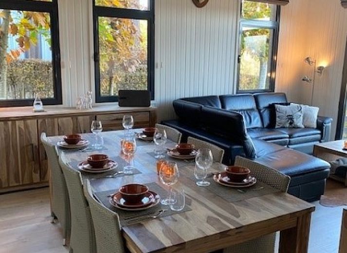 Dogo In Paradise vakantiehuis in Houffalize, Ardennen, met houten gevel en ruime oprit.