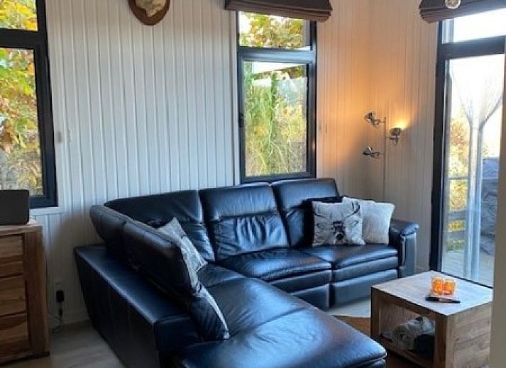 Dogo In Paradise vakantiehuis in Houffalize, Ardennen, met houten gevel en ruime oprit.