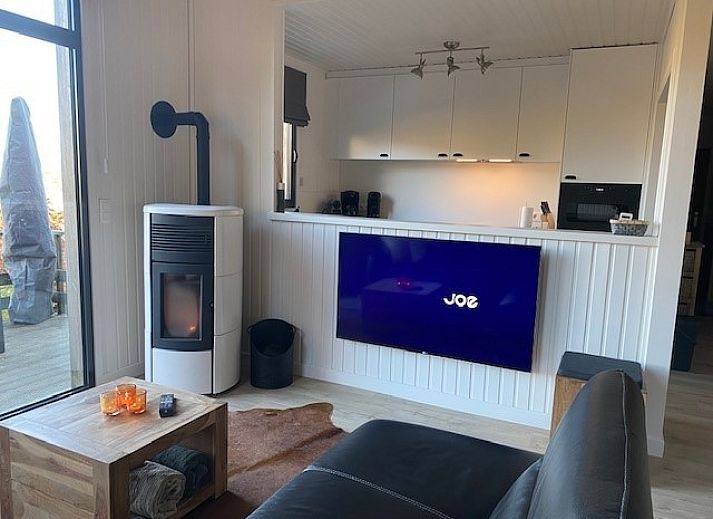 Moderne keuken in Dogo In Paradise vakantiehuis, Houffalize, Ardennen, met wit interieur en houten vloer.