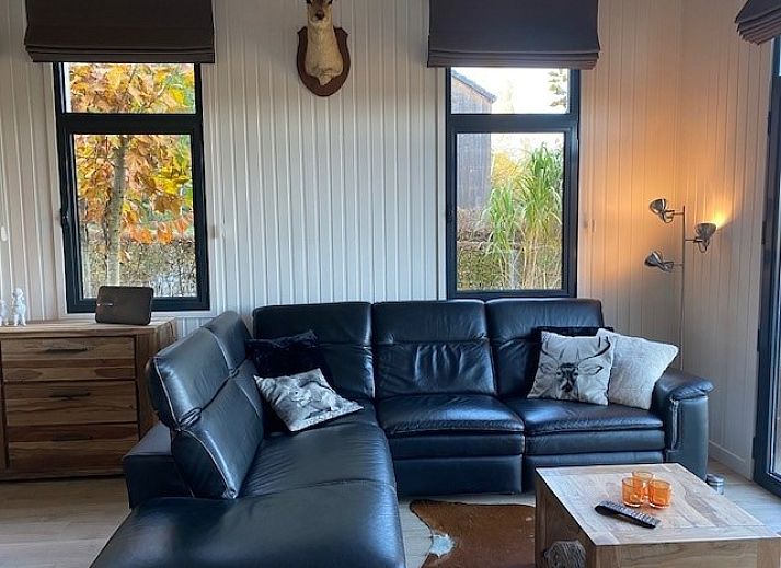 Moderne keuken in Dogo In Paradise vakantiehuis, Houffalize, Ardennen, met wit interieur en houten vloer.