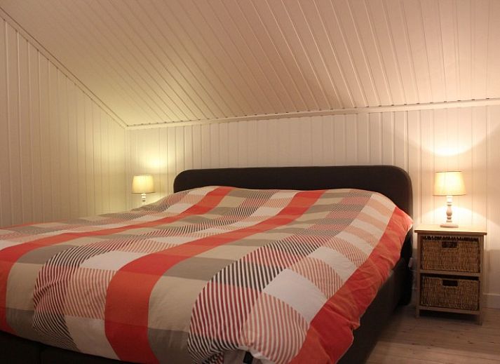 Moderne keuken in Dogo In Paradise vakantiehuis, Houffalize, Ardennen, met wit interieur en houten vloer.