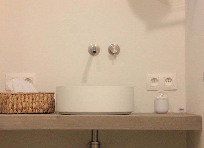 Moderne keuken in Dogo In Paradise vakantiehuis, Houffalize, Ardennen, met wit interieur en houten vloer.