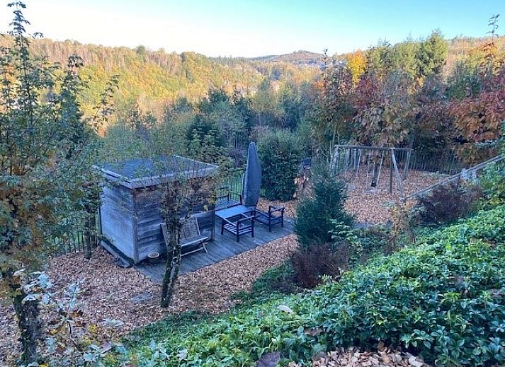 Gezellige eetkamer in Dogo In Paradise vakantiehuis, Houffalize, Ardennen, met houten tafel en herfstdecoratie.