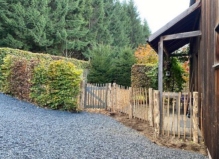 Gezellige eetkamer in Dogo In Paradise vakantiehuis, Houffalize, Ardennen, met houten tafel en herfstdecoratie.