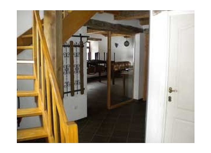 Het Huis Hiernaast, vakantiehuis in Houffalize, Ardennen, met rustieke stenen gevel.