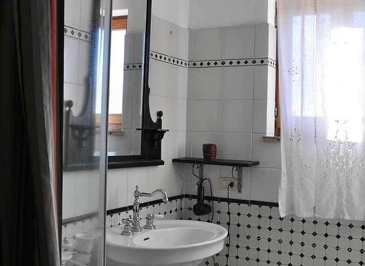 Knusse slaapkamer in Vakantiehuisje in Santa Fiora, Toscane, met antieke houten meubels voor een ontspannen verblijf.