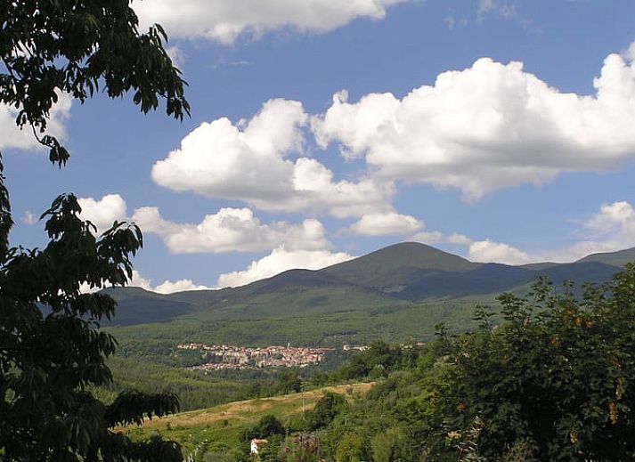 Knusse slaapkamer in Vakantiehuisje in Santa Fiora, Toscane, met antieke houten meubels voor een ontspannen verblijf.