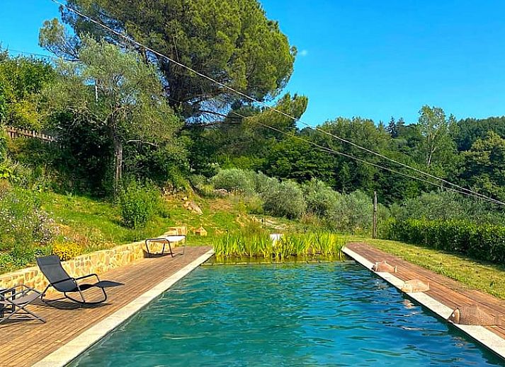 Traditionele keuken in Vakantiehuisje in Santa Fiora, Toscane, Italie met levendige kleuren en landelijke uitstraling.