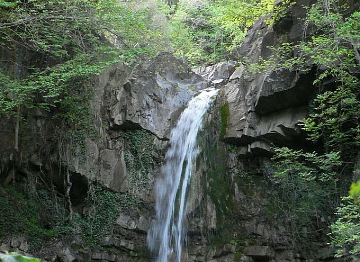 Traditionele keuken in Vakantiehuisje in Santa Fiora, Toscane, Italie met levendige kleuren en landelijke uitstraling.