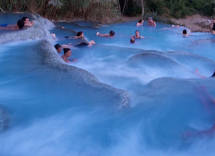Traditionele keuken in Vakantiehuisje in Santa Fiora, Toscane, Italie met levendige kleuren en landelijke uitstraling.