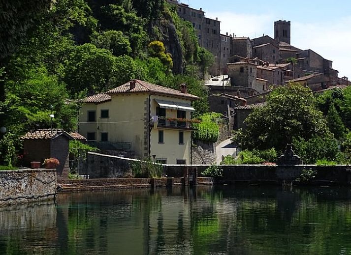 Gezellige keuken in Vakantiehuisje in Santa Fiora, Toscane, met vintage tegels en een warme sfeer voor een unieke vakantiebeleving.