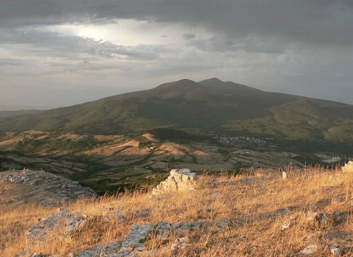 Gezellige keuken in Vakantiehuisje in Santa Fiora, Toscane, met vintage tegels en een warme sfeer voor een unieke vakantiebeleving.