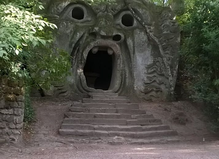 Knusse slaapkamer in Vakantiehuisje in Santa Fiora, Italie, met authentieke Toscaanse uitstraling en kleurrijke details.