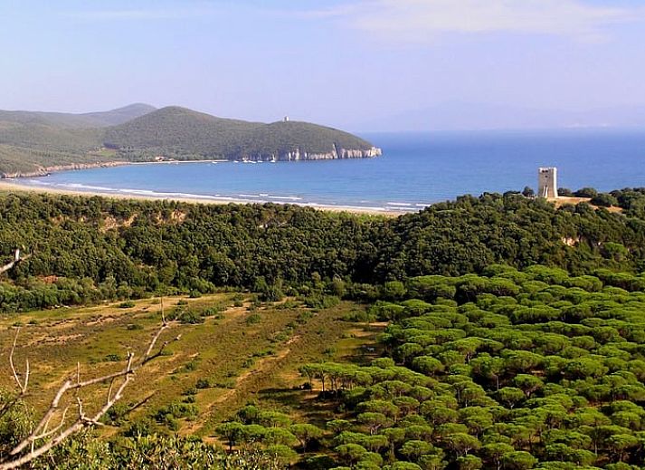 Knusse slaapkamer in Vakantiehuisje in Santa Fiora, Italie, met authentieke Toscaanse uitstraling en kleurrijke details.