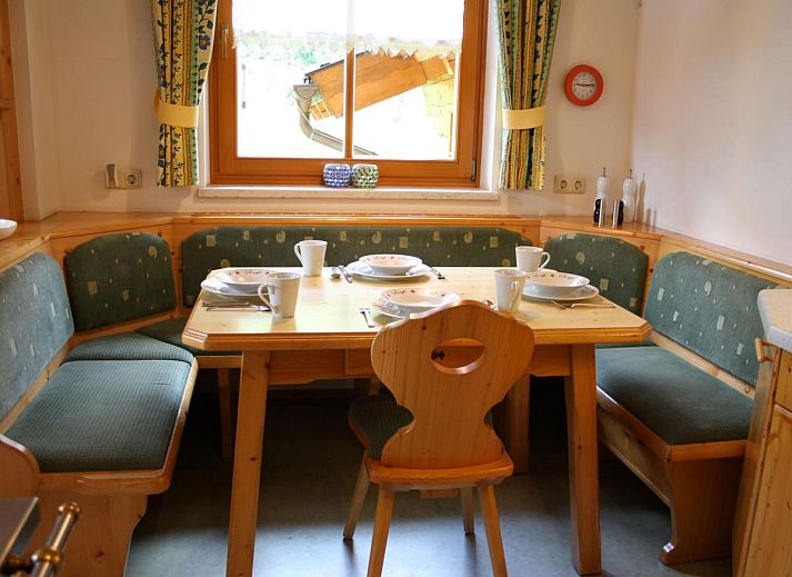 Fintinn's keuken in Huttschlag, Salzburg biedt een warme sfeer voor een ontspannen kookervaring in een prachtig vakantiehuis.