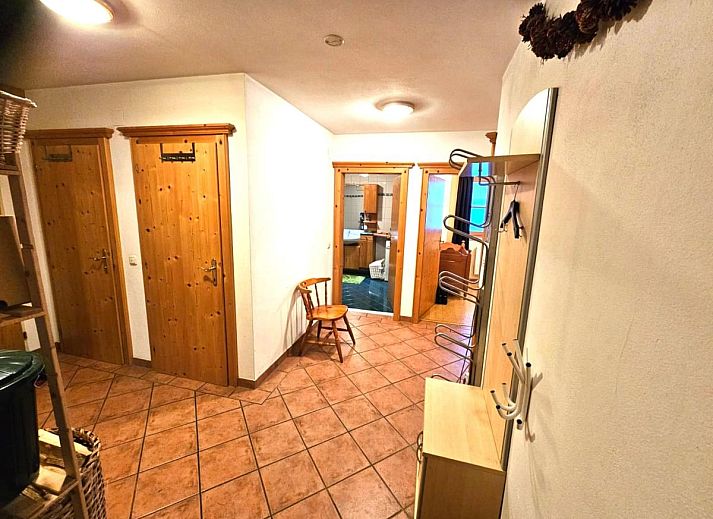 Fintinn's keuken in Huttschlag, Salzburg biedt een warme sfeer voor een ontspannen kookervaring in een prachtig vakantiehuis.