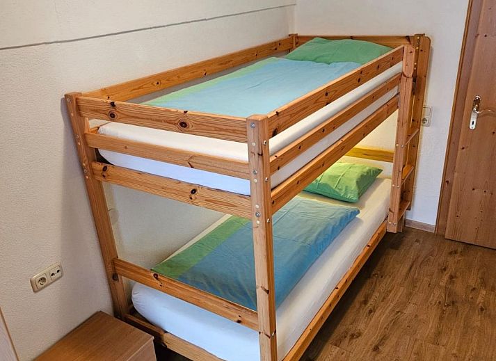 Woonkamer van Fintinn in Huttschlag, Salzburg, vakantiehuis met knusse zithoek en houten eettafel.